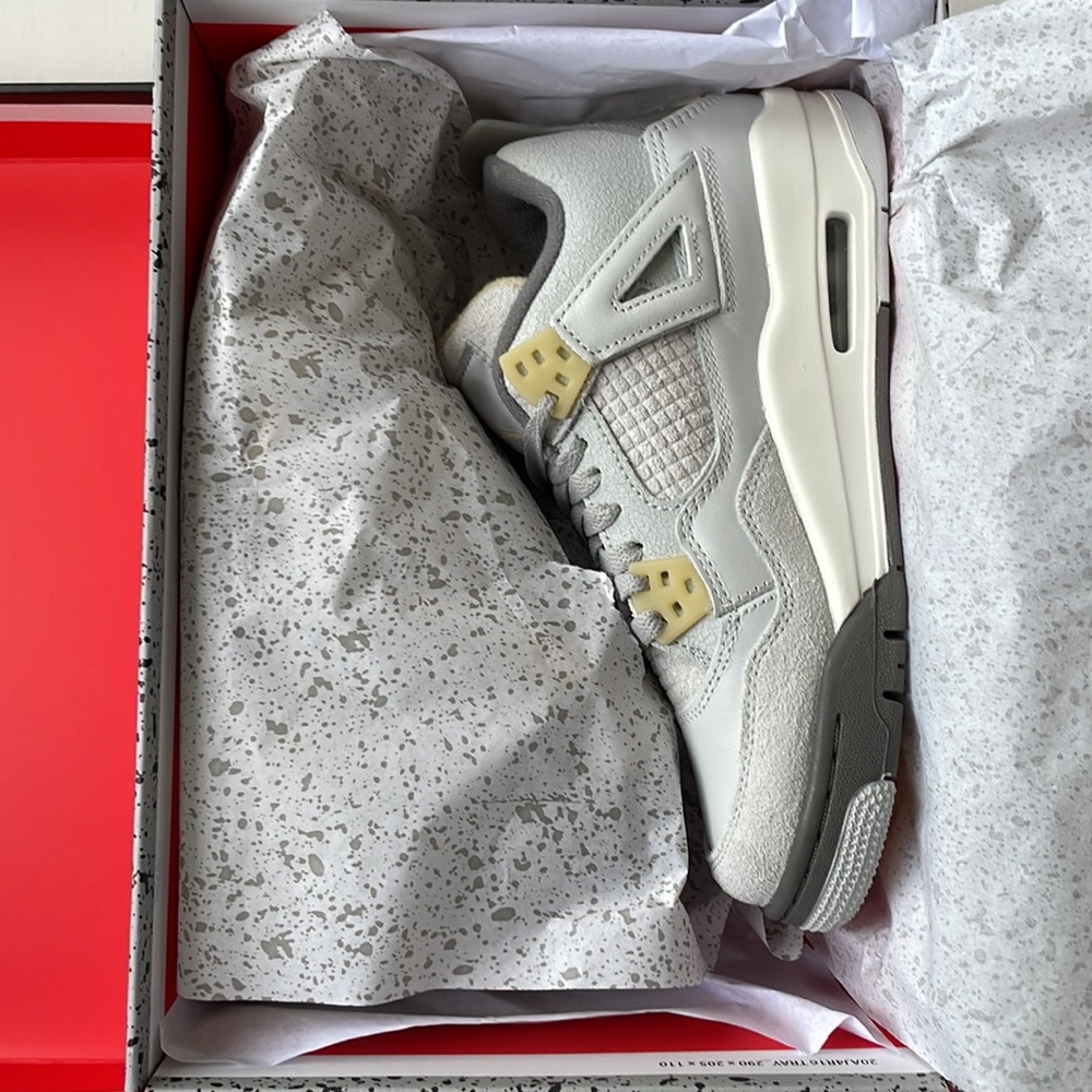 AIR JORDAN 4 RETRO SE PHOTON DUST 5Y